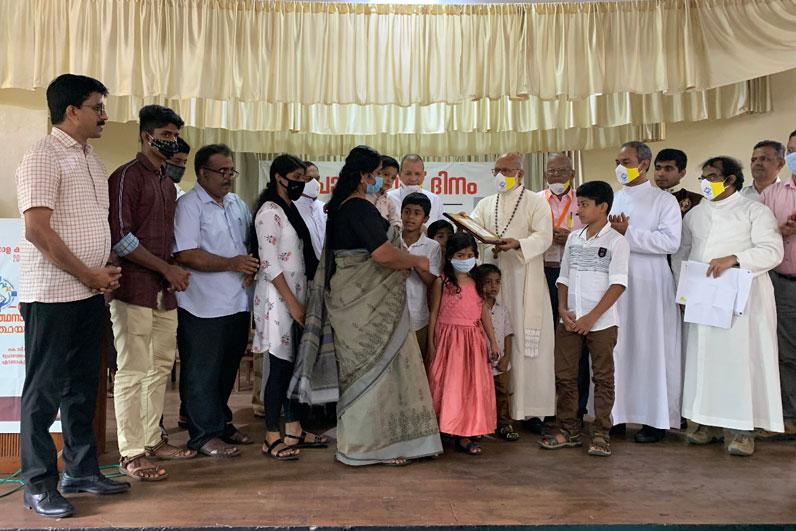https://photos.chavaramatrimony.com/csr-activities/helping.jpg