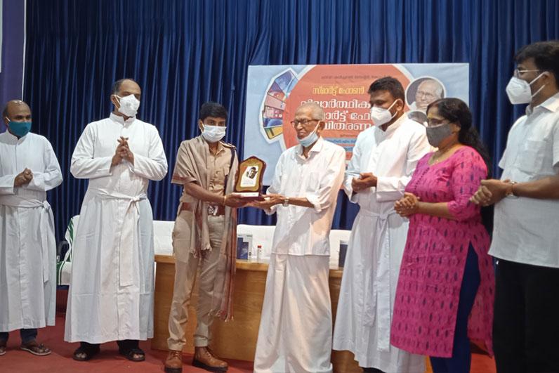 https://photos.chavaramatrimony.com/csr-activities/mobile.jpg